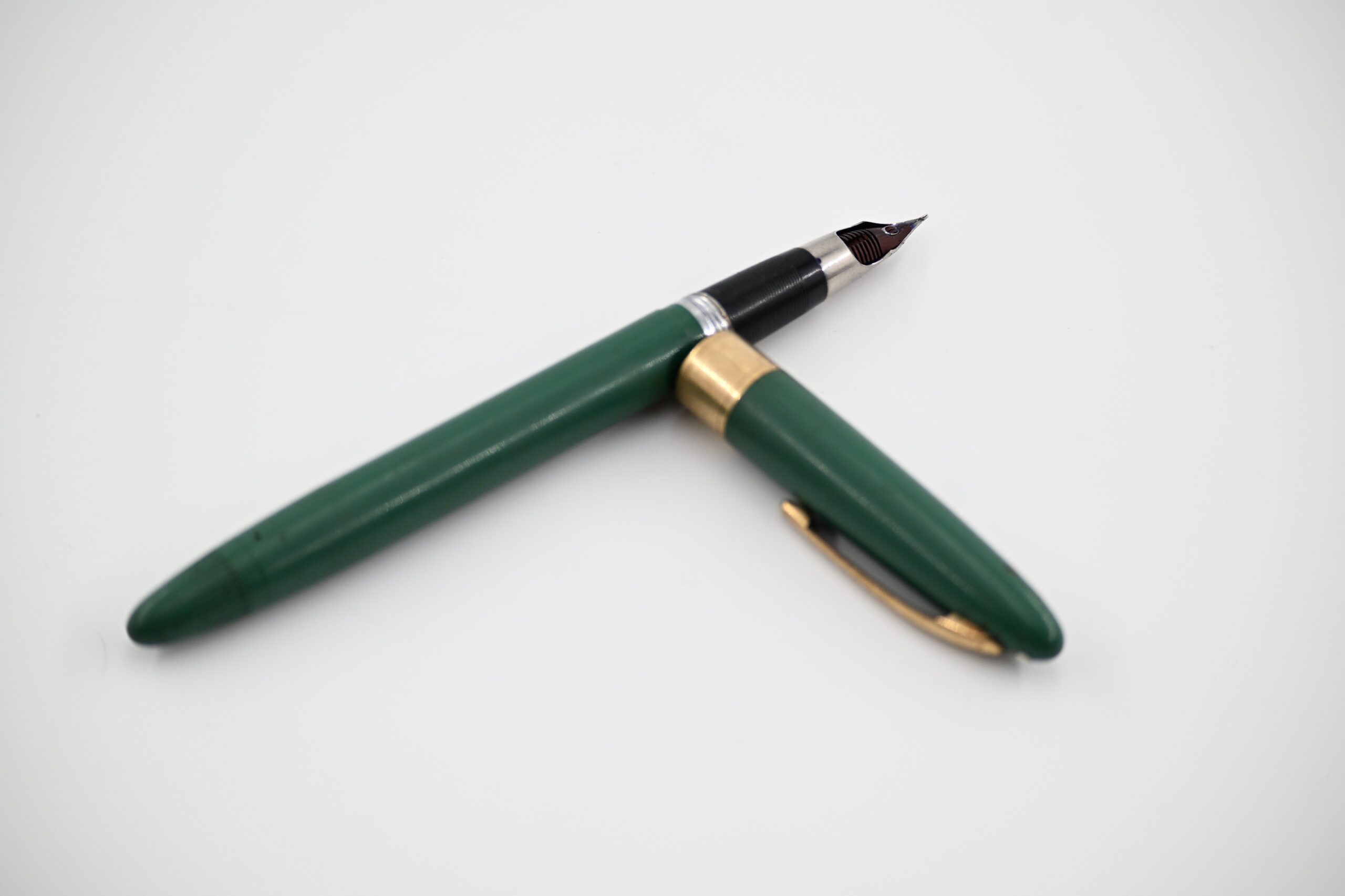 Vintage Sheaffer Green Fountain Pen with Gold-Tone Trim, Made in USA - Image 2