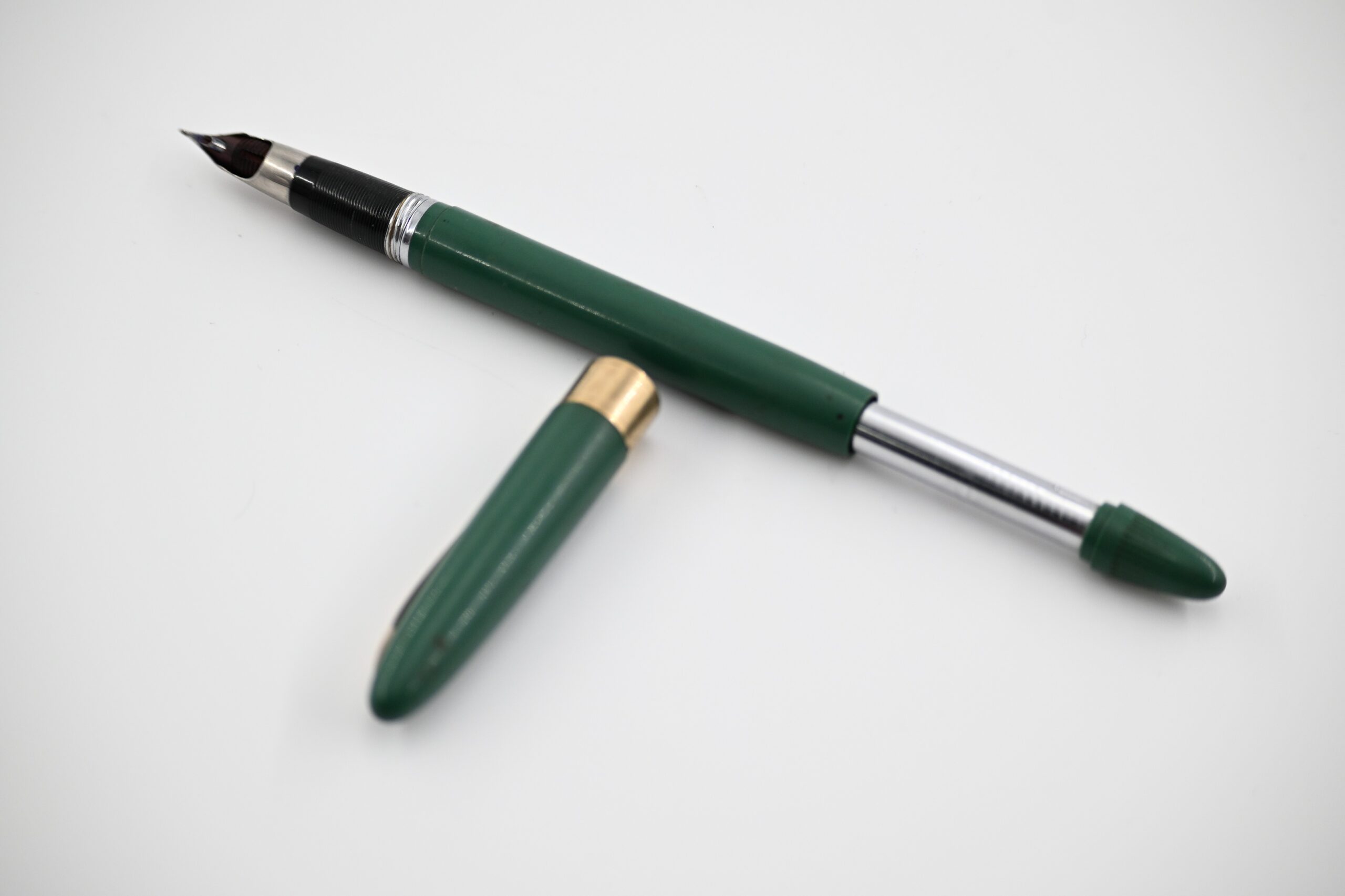 Vintage Sheaffer Green Fountain Pen with Gold-Tone Trim, Made in USA - Image 3