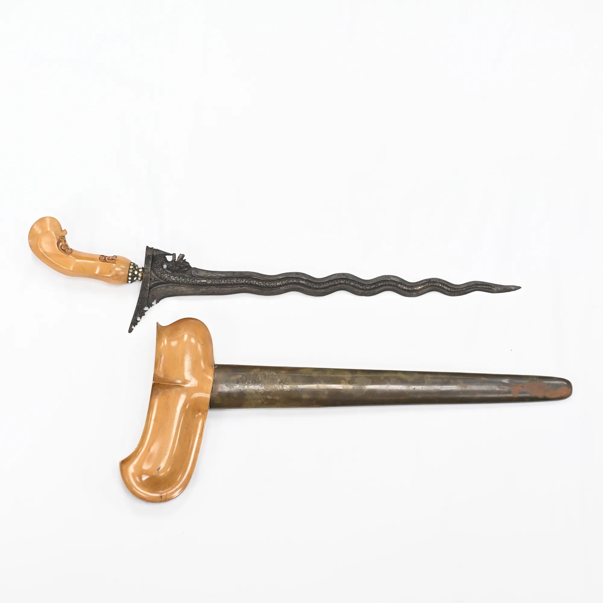Wavy blade out of the sheath, other side
